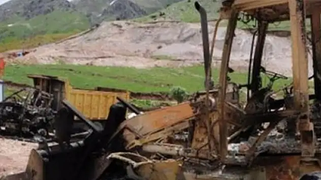 PKK'lılar şantiye basıp araçları ateşe verdi