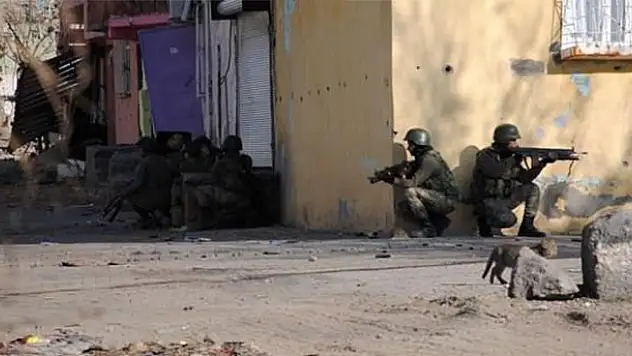 PKK'lılar silahlarıyla teslim oldu