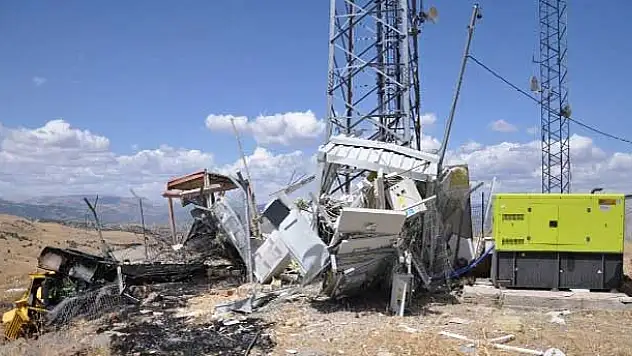 PKK, Tunceli'de cep telefonu vericilerini havaya uçurdu
