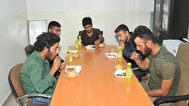 PKK/YPG'den kaçan 24 terörist teslim oldu