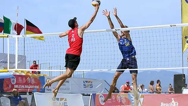 Plaj voleybolunda elemeler İzmir'de