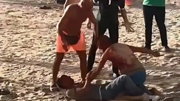 Plajda laf atma kavgası: Dakikalarca birbirlerini bıçakladılar
