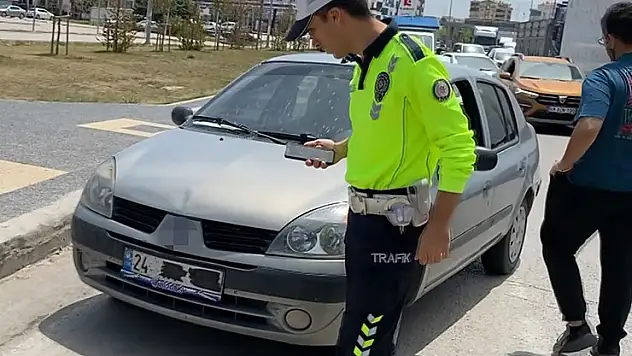 Plakasını bantla kapatıp yola çıktı, yakalanınca, 'Cenazemiz var' dedi