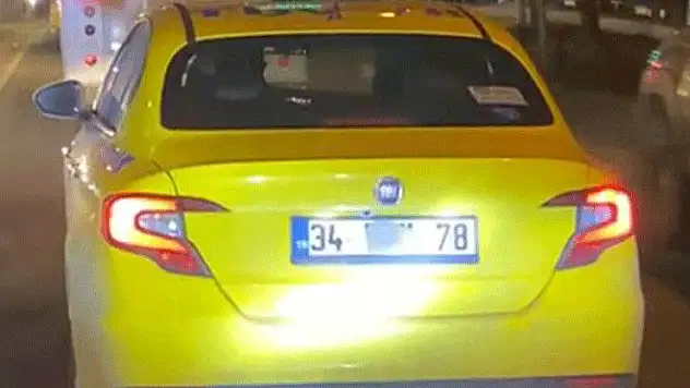 Plakasını kapatan taksi dikkat çekti
