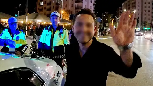 Plakasız motosikletiyle yakalanan alkollü ve kasksız sürücü, basın mensubuna el sallayıp poz verdi