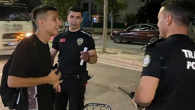 Plakasız motosikletle yakalandı, 'Yakından çekme çirkin çıkıyorum' dedi