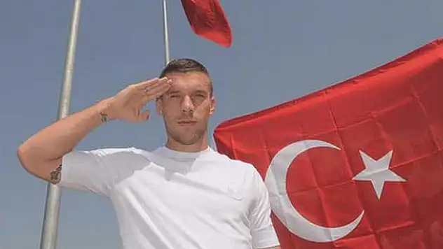 Podolski'den asker selamı