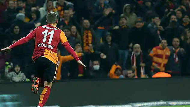 Podolski Galatasaray'ı sırtlıyor