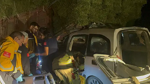 Polatlı'da hafif ticari araç kamyonun altına girdi: 2 ölü, 1 yaralı
