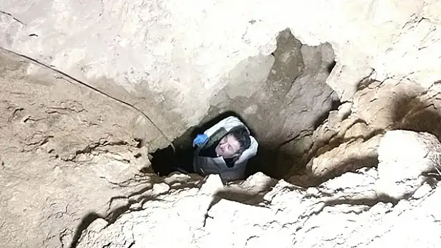 Polis 4 metre derinlikteki çukura iple inip defineci aradı