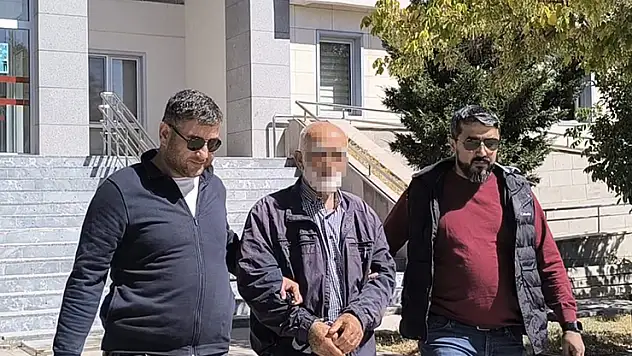 Polis 71 yaşındaki suçluyu kardeşinin kimliğini kullanırken yakaladı