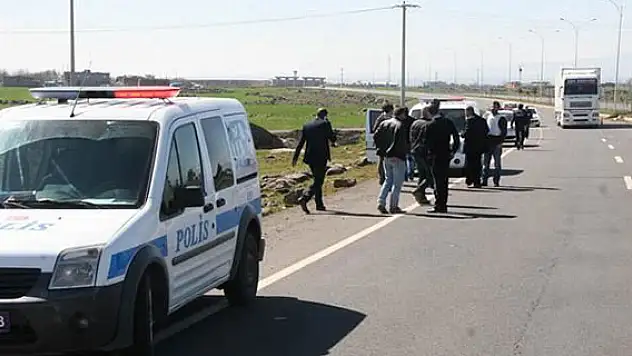 Polis aracı takla attı: 2 polis yaralı