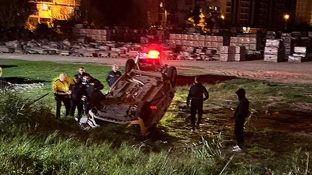 Polis aracı, yol kenarındaki arsaya devrildi: 3 yaralı

