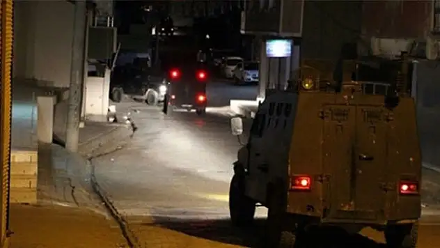 Polis aracına bombalı saldırı