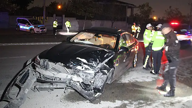 Polis aracına otomobil çarptı: 2'si polis, 3 yaralı