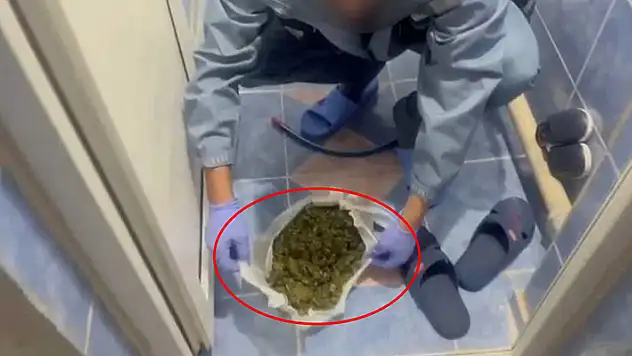 Polis baskınında uyuşturucuyu tuvalete dökerken yakalandı

