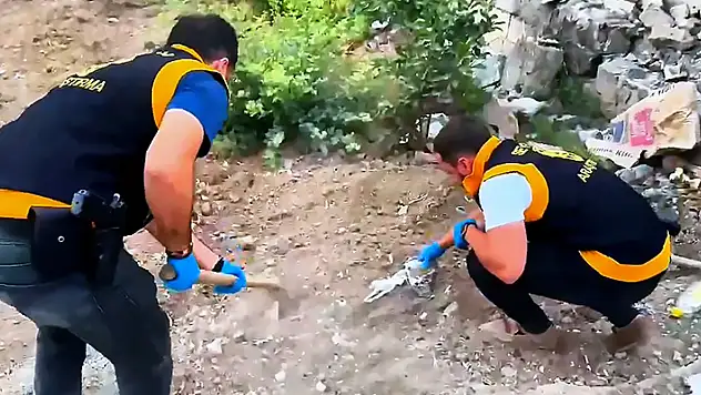 Polis, dedektörle arama yaptı toprağa gömülü 7 silah ele geçirildi
