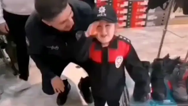 Polis ekiplerinden Deniz'e doğum günü sürprizi