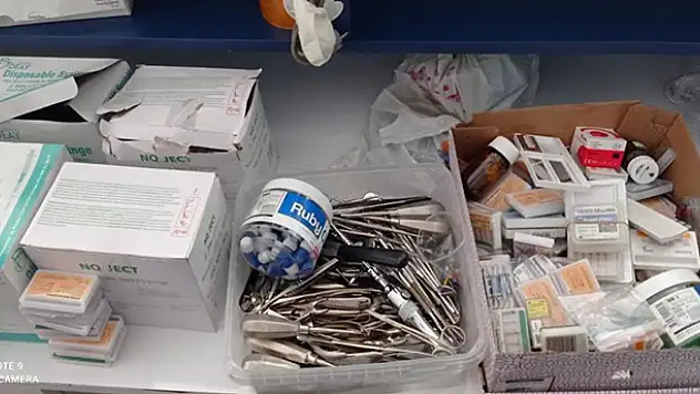 Polis ihbar üzerine bastı! Oturduğu evi kaçak diş muayenehanesine çeviren Suriyeli yakalandı