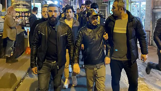 Polis İstiklal Caddesi'nde denetime çıktı, 120 düzensiz göçmen yakalandı