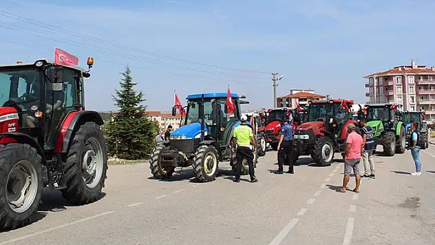 Polis, izinsiz çiftçi eylemi için ilçe merkezine giren traktörleri durdurdu
