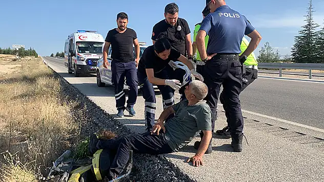 Polis memuru ayağı kırılan sürücüye ambulans gelene kadar destek oldu
