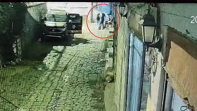 Polis memuruna bıçakla saldırıp, yaraladı o anlar kamerada