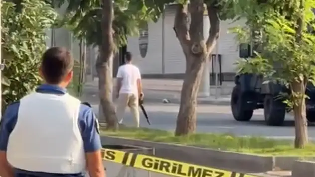Polis merkezi önünde rastgele ateş eden kişi bacağından vurularak etkisiz hale getirildi
