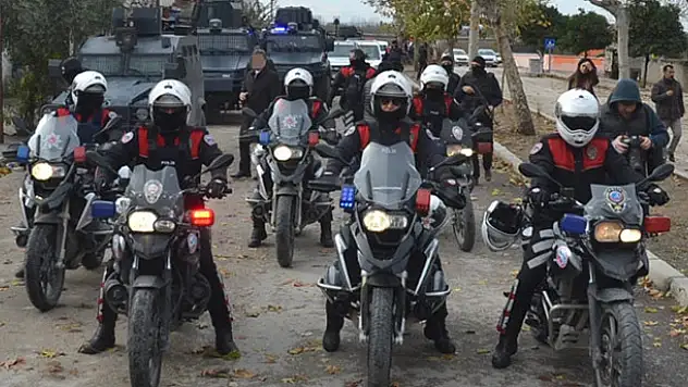 Polis operasyon yaptı, vatandaş alkışlarla destek verdi