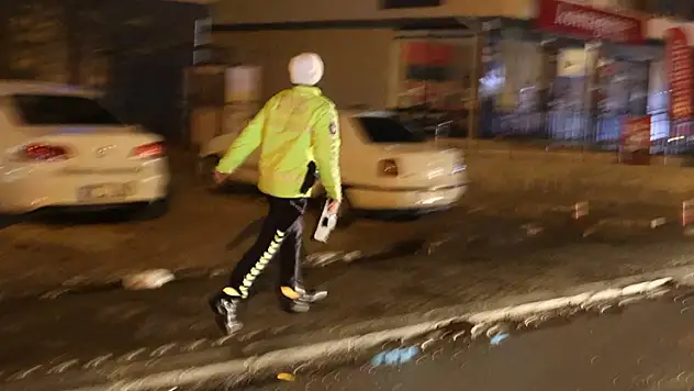 Polis, uygulama noktasını görünce geri geri kaçan aracı koşarak böyle yakaladı