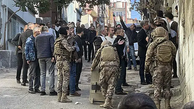Polise ateş açtı özel harekat evde etek giymiş halde yakaladı

