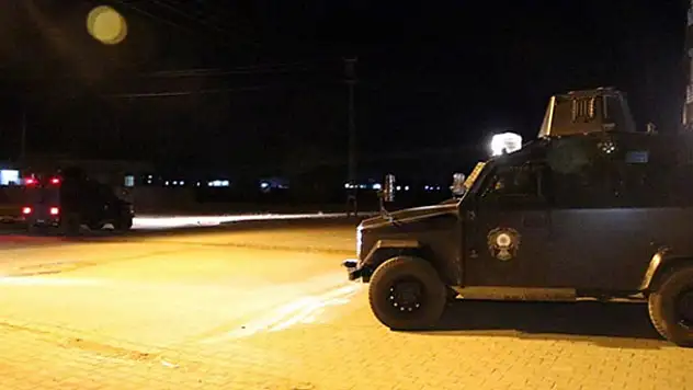 Polise atmak istediği bomba elinde patladı