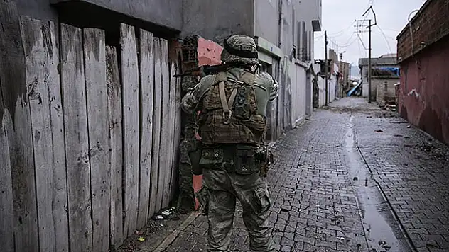 Polise atmak istediği patlayıcı elinde infilak etti