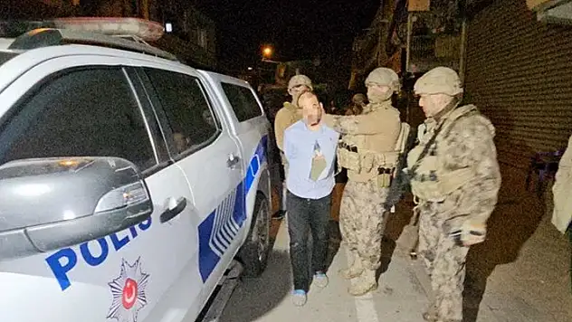 Polise silah ve bıçakla direndi: Eşi gelince teslim oldu
