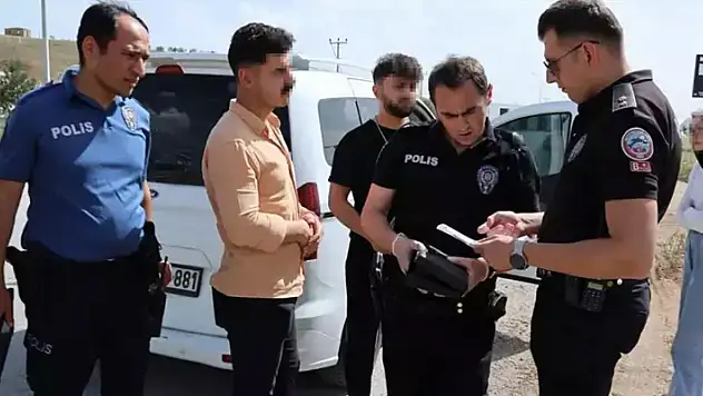 Polise 'Silah yok' dedi araçtan kurusıkı tabanca çıktı
