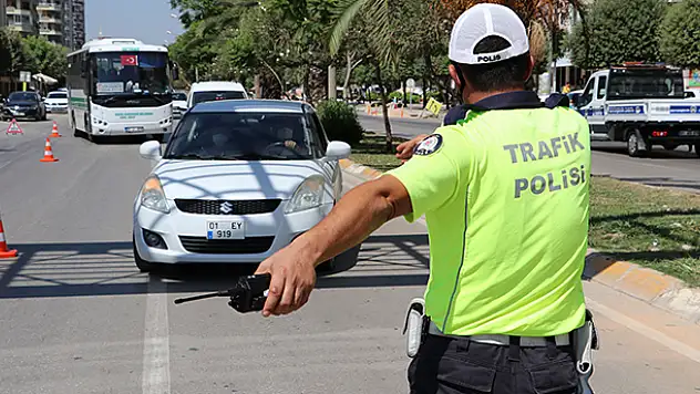 Polisi gören sürücüler emniyet kemerini taktı
