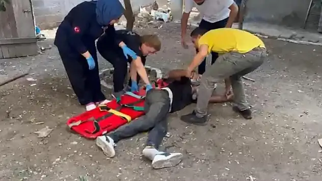 Polisi gören torbacı damdan atlayıp ayağını kırdı