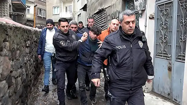 Polisi görünce kaçan 2,5 yıl hapis cezası olan hükümlü, binanın çatısında yakalandı

