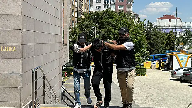 Polisi görünce kaçan İranlı şüphelinin aracında uyuşturucu bulundu
