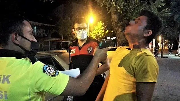 Polisin alkollü sürücüyle imtihanı: 'Ciğerlerim yetmiyor abi'
