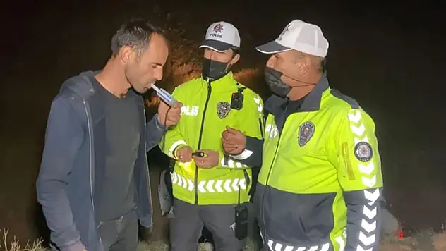 Polisin alkollü sürücüyle imtihanı! Kendi alkol testini kendi yaptı, 'Alkollüyüm o zaman' dedi
