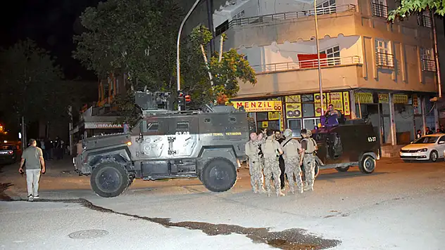 Polisin 'Dur' ihtarına ateş açarak karşılık verdi bacağından vurularak yakalandı