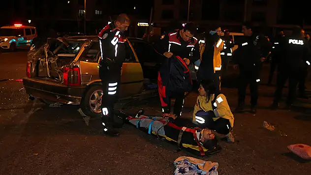 Polisin 'dur' ihtarına uymayan otomobil takla attı: 3 yaralı

