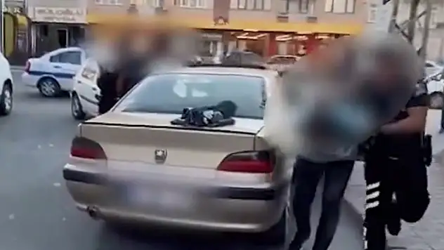 Polisin 'dur' ihtarına uymayıp kaçan biri firari hükümlü 2 kişi yakalandı
