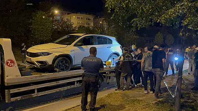 Polisin 'dur' ihtarına uymayıp kaçan uyuşturucu şüphelisi refüje çarptı başına dayadığı tabancayla intihar etti 