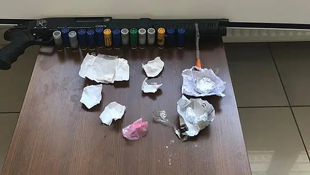 Polisin durduğu otomobilde uyuşturucu ve tüfek ele geçirildi