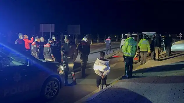 Polislerden kaçarken ekip otosuna çarpan sürücü ehliyetsiz çıktı
