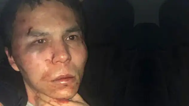 Polisleri görünce korkudan altına kaçırdı!