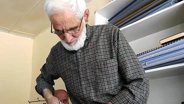 Polislik hayalinden vazgeçti, ceketini satıp açtığı dükkanda 65 yıldır terzilik yapıyor
