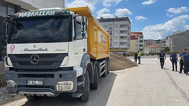Polisten kaçamayacağını anlayınca fazla yükünü sanayinin ortasına döktü